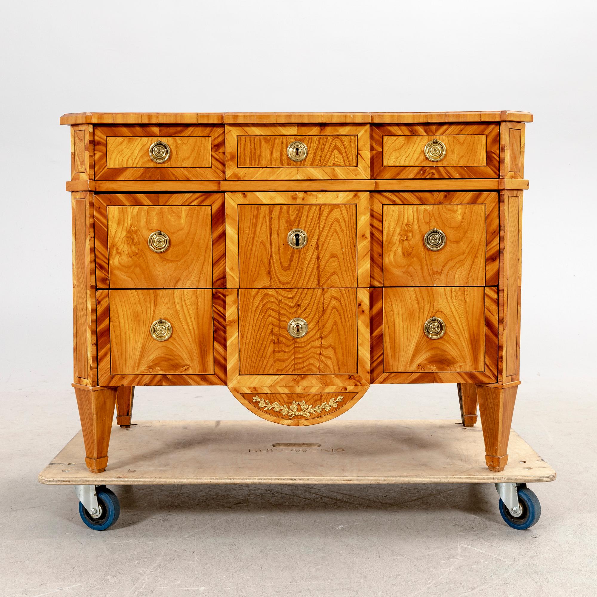 A late Gustavian dresser around 1800.