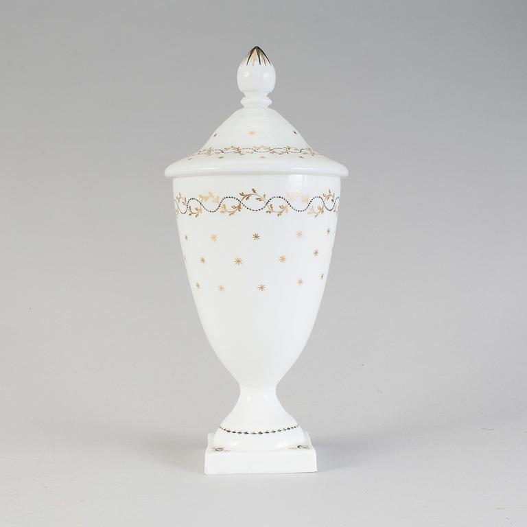 A lidded urn in opaque glass, Strömbäcks glassworks, first half of 19th century.