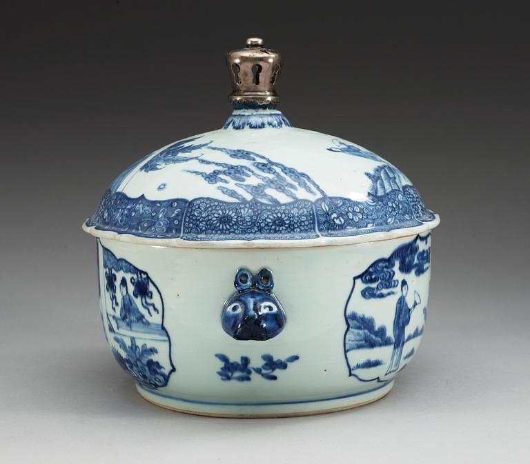 A blue and white tureen with cover, Qing dynasty, Qianlong (1736-95).