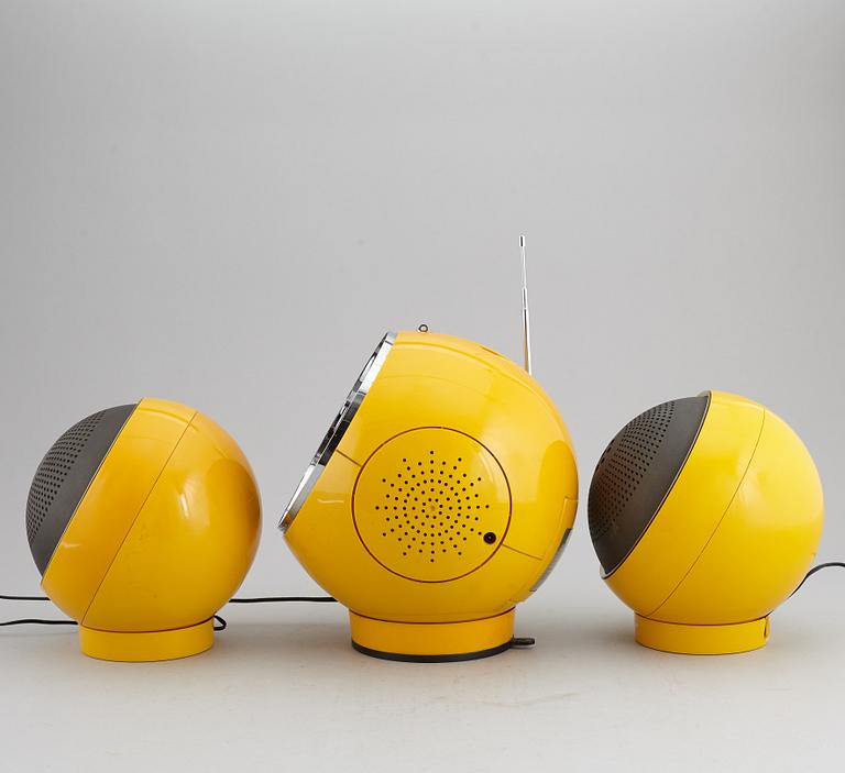 A 1970's Weltron Radio with speakers.