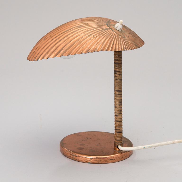 A 5321 desk lamp, "Shell", manufactured by Taito Oy. Designed in 1938/39.