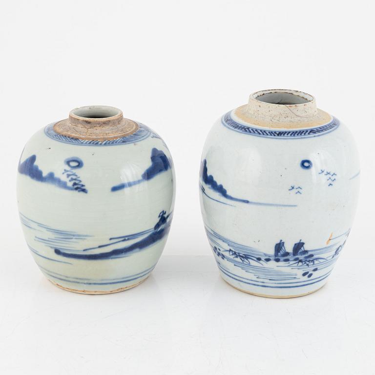 A pairof  Chinese blue and white porcelain jars, Qing dynasty, 18th century.