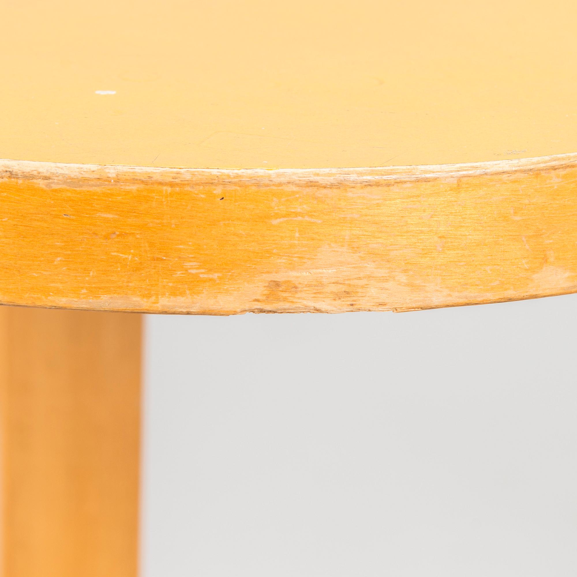 Alvar Aalto, jakkaroita 3 kpl, malli 60, 1900-luvun puoliväli.