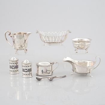 Seven pieces of English silver, different silver smiths, 1904-1936.