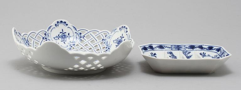 FAT, 2 st, porslin, "Lökmönstret", Meissen, 1900-tal.