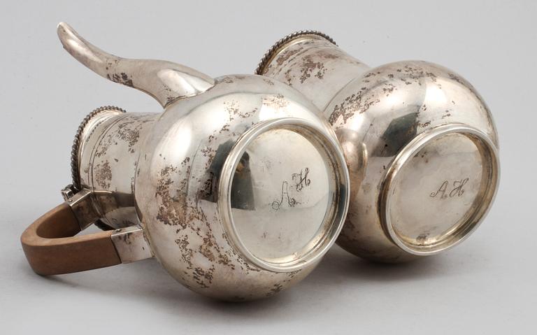 KANNOR, ett par, silver, Mappin & Webb, London, England, 1915, vikt 505 gram.
