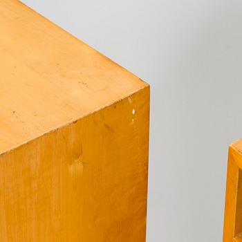 Aino Aalto, sängbord, 2 st, modell 170, O.Y. Huonekalu- ja Rakennustyötehdas A.B. 1940-tal.