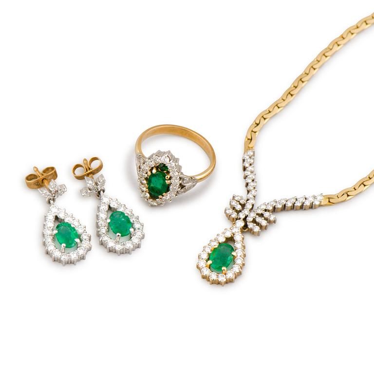 HALSSMYCKE, ÖRHÄNGEN och RING, fasettslipade smaragder, briljantslipade diamanter, 18K guld. Tillander 1984.