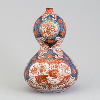 VAS, porslin. Japan, Meiji (1868-1912).