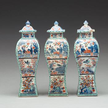 URNOR med LOCK, tre stycken, porslin. Qingdynastin, Kangxi (1662-1722).