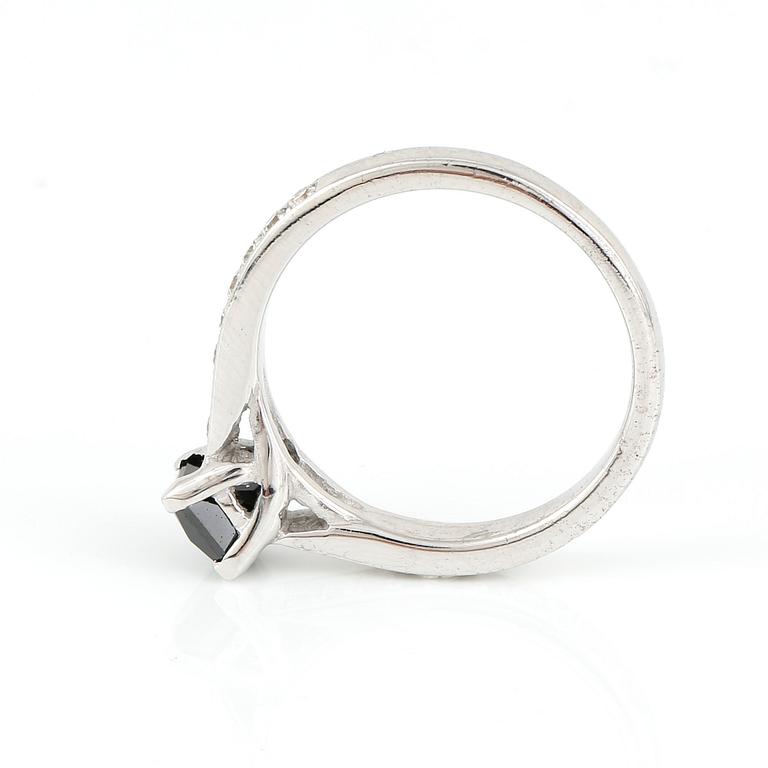 RING, 18K vitguld med svart trappslipad diamant 0,76 ct och briljantslipade diamanter tot ca 0,34 ct. Vikt 3,60 gram.