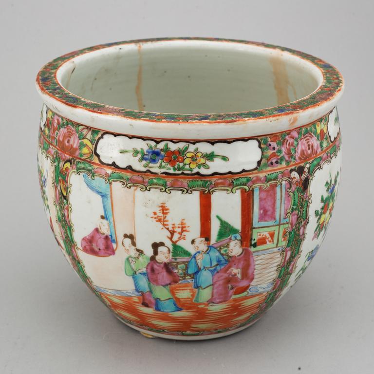 A famille rose canton basin, Qing dynasty, late 19th century.