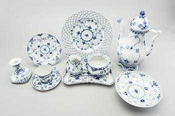 A 30 pcs Royal Copenhagen Musselmalet porcelain service.