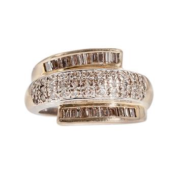 417. A RING, 18K gold, Brilliant and  baguette cut diamonds c. 0.80 ct. Size 16+. Weight 8,16 g.
