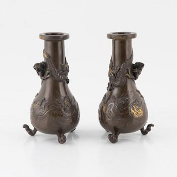 Vaser, ett par, brons, Japan, Meiji (1868-1912). Signerade.