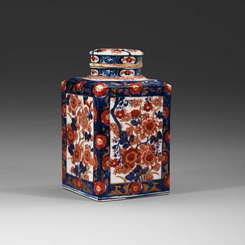 262. An imari tea caddie, Qing dynasty, Kangxi (1662-1722).