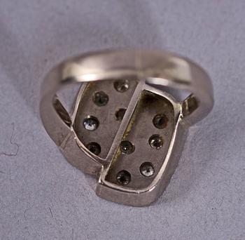 RING, vitguld m briljanter tot ca 0,50 ct. Vikt 8g.