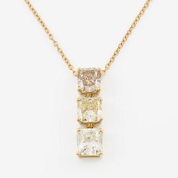 Pendant with chain in 18K gold set with a radiant-cut diamond and two cushion-cut diamonds.