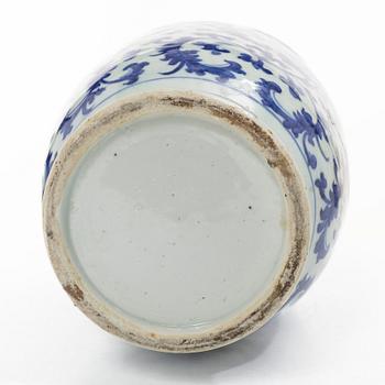 A blue and white porcelain vase, China, Qing dynasty, 19th century.