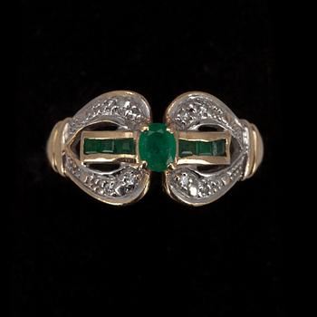 RING, guld 14K, små diamanter samt smaragder, otydliga stämplar, 1900-talets senare hälft. Vikt 2,5 g.