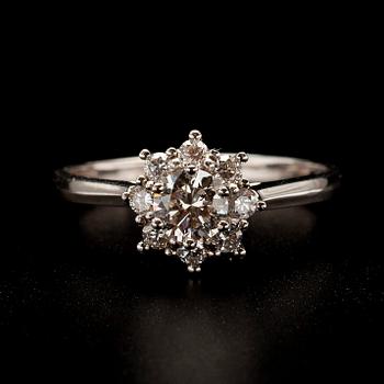 RING, vitguld 18K, briljantslipade diamanter tot. 0,70 ct. Vikt  2,77 g.
