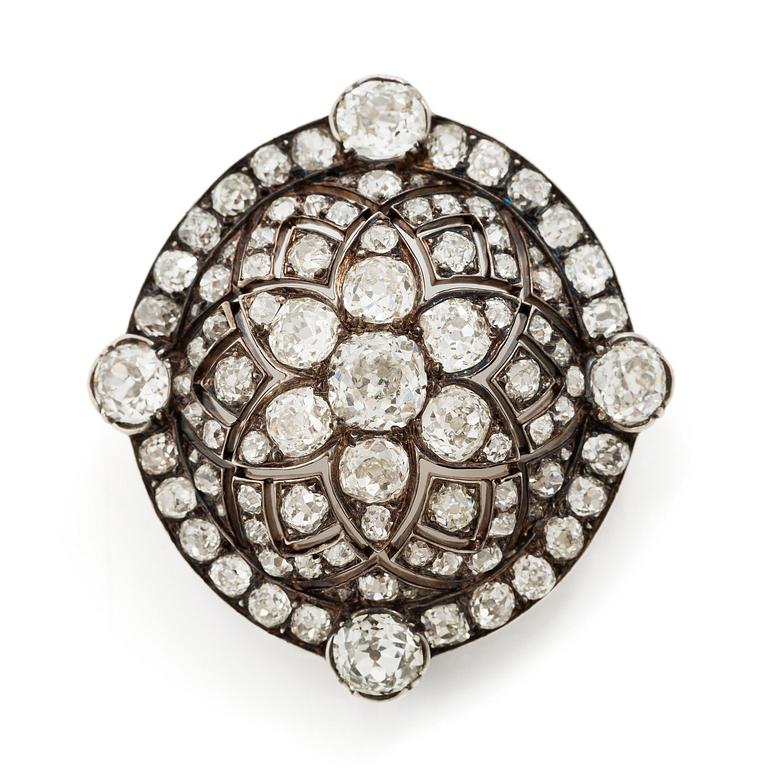 A brooch/pendant in gold and platinum with old-cut diamonds.