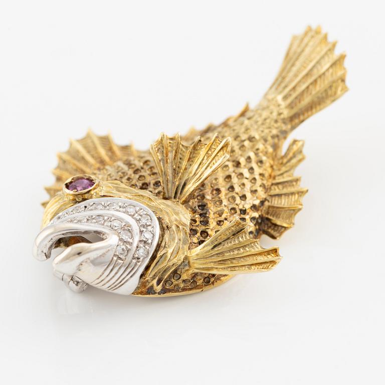 Brooch, Uno A Erre, fish, 18K gold with diamonds and ruby, Italy.