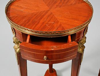 LAMPBORD/PIEDESTALER, ett par, empirestil, 1900-talets andra hälft.