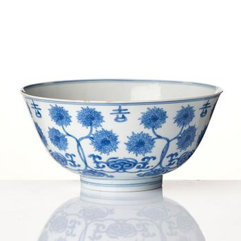 Skål, porslin. Qingdynastin, 1600-tal med Chenghuas märke.