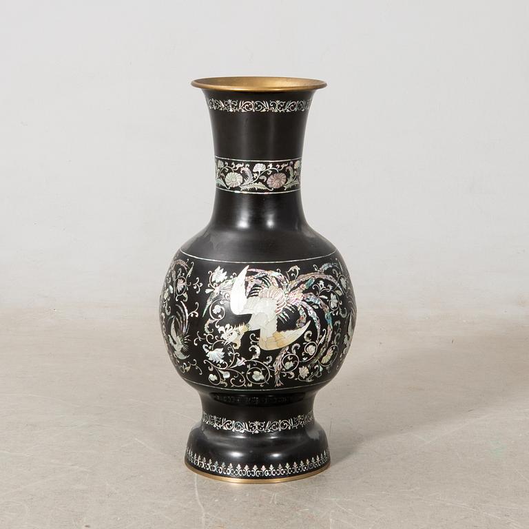 Floor vase East Asia 20th century.