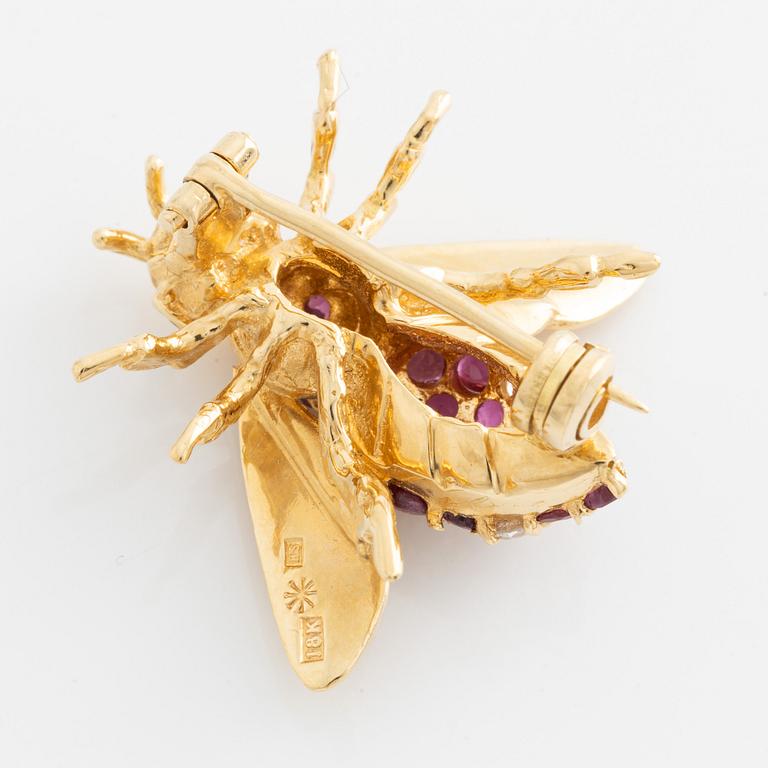 Brosch, Strömdahls, 18K guld med rubiner, smaragder och briljantslipade diamanter, i form av bi.