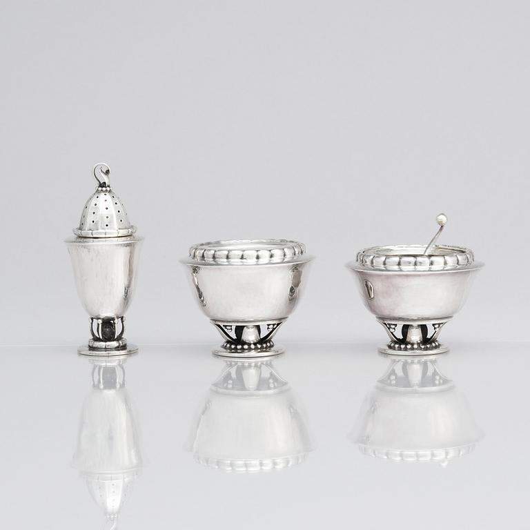 Georg Jensen, krydduppsättning, 4 delar + sked, Köpenhamn 1915 -1932, 830/1000 silver samt sterling.