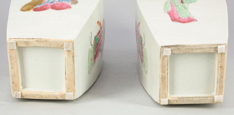 VASER, ett par, porslin, Kina, 1900-tal.