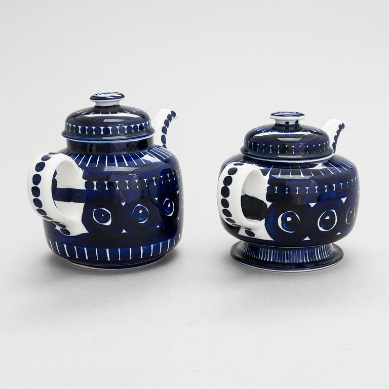 Ulla Procopé, two ceramic teapots and a dish Arabia Finland.