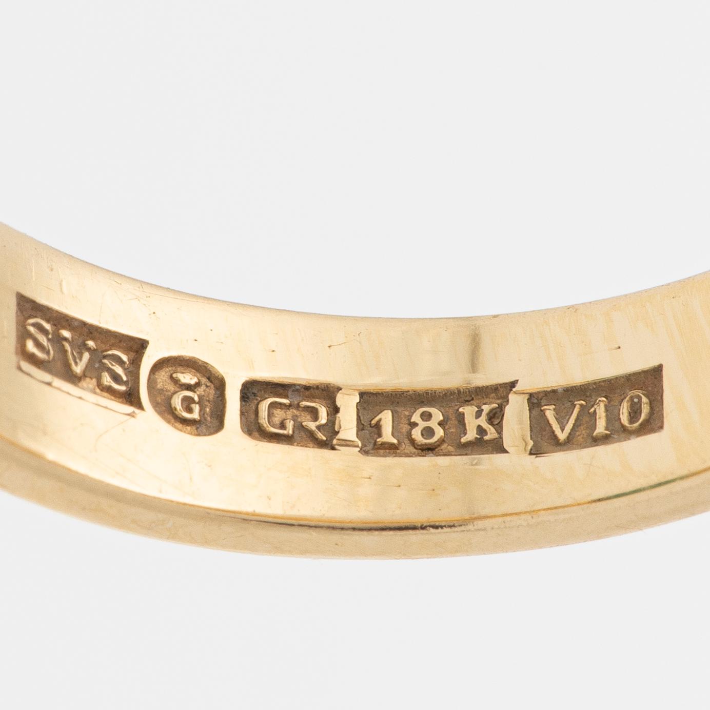 Ring 18k guld med en fasettslipad smaragd och runda briljantslipade diamanter.
