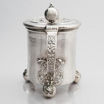 Andreas Berg, dryckeskanna, silver, (verksam 1712-1717), Pärnu, Estland. Senbarock.