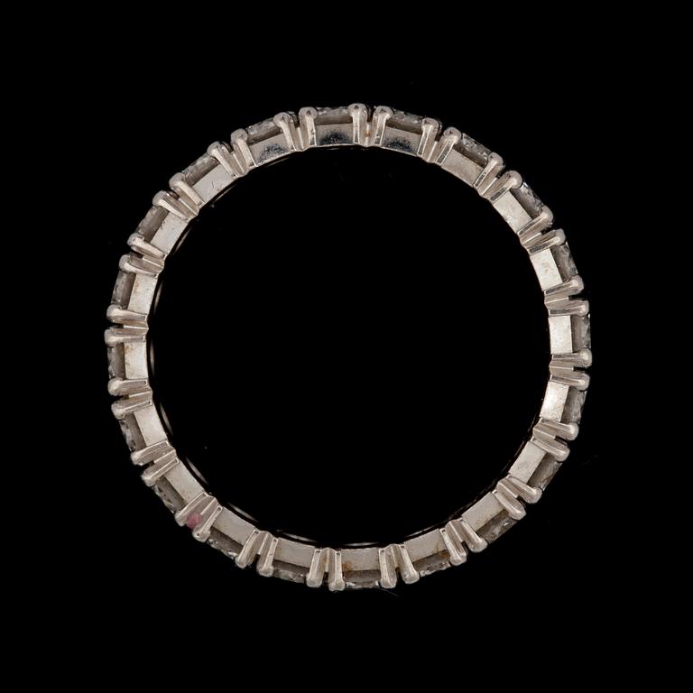 RING, sk helallians, 18K vitguld med briljantslipade diamanter ca 2,08ct enligt gravyr. Vikt ca 3,5g.