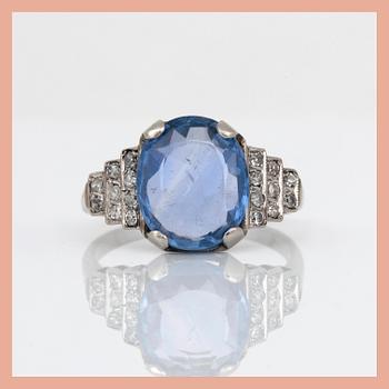 RING, troligen platina med ovalslipad ljusblå safir, ca 3,20 ct och små diamanter, tot ca 0,18 ct. Total vikt ca 4,61 g.