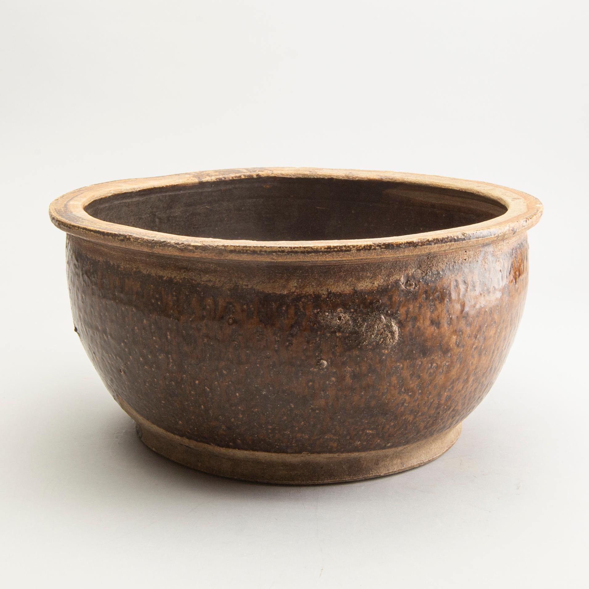 A large brown glazed flower pot, possibly south China, Guangdong ware, Ming dynasty (1368-1644).