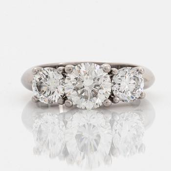 An 18K white gold ring set with round brilliant-cut diamonds.