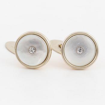 Cufflinks and shirt buttons, 18K gold and mother of pearl.