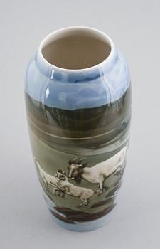 VAS, porslin, möjligen Nils Emil Lundström, Rörstrand, omkring år 1900.