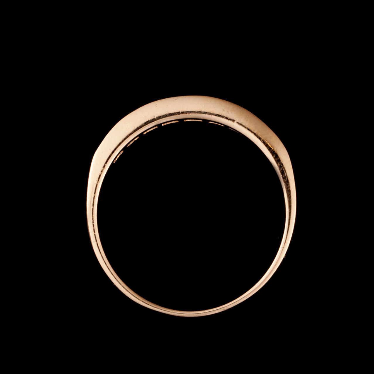 RING, 14K guld, carréslipade safirer. Vikt ca 2,2 g.