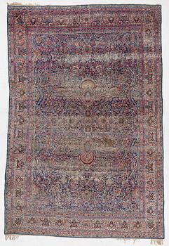 An antique Kirman carpet, ca 410 x 290 cm.