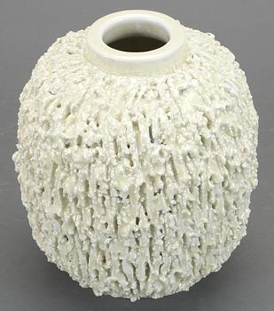 VAS, Gunnar Nylund, Rörstrand, "Igelkottvasen", chamotterat stengods. Formgiven 1936.