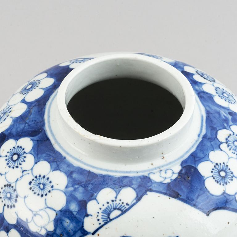 A blue and white jar with cover, Qing dynasty late 19th/early 20th century.