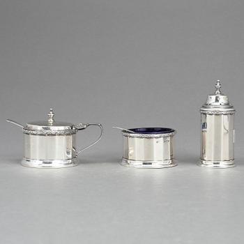 SENAPSBÄGARE, PEPPARSTRÖARE, SALTKAR, silver och glas. Birmingham, 1900-talets första kvartal. Silvervikt ca 120 gram.