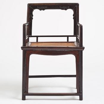 Karmstol, hardwood. Qingdynastin (1644-1912).