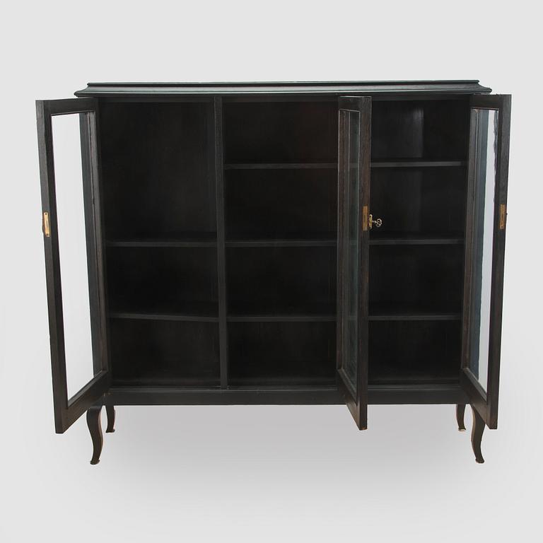 Vitrinskåp, 1900-talets första hälft.