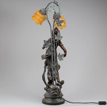 An Art Nouveau style table lamp.